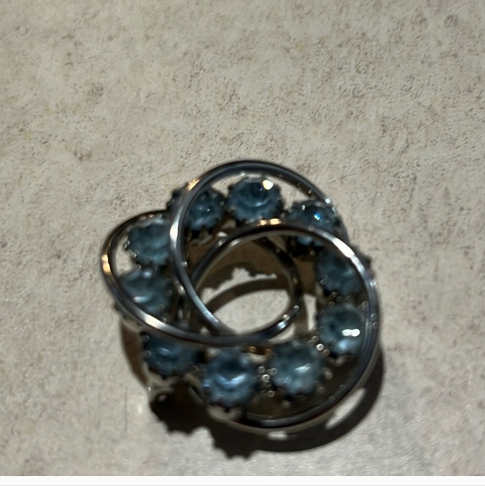 Vintage 1940 1950 Light Blue Rhinestone Wreath Circle Medallion 1.25" Brooch Pin
